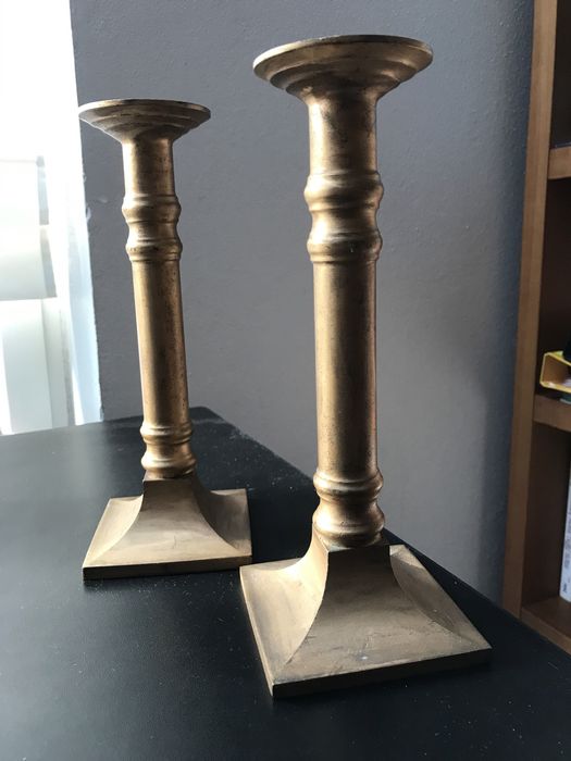 Casticais e bronze pintados de dourados