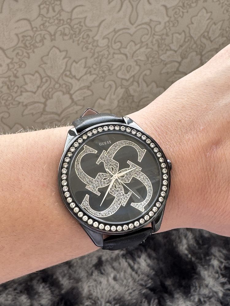 Стильний жіночий годинник Guess