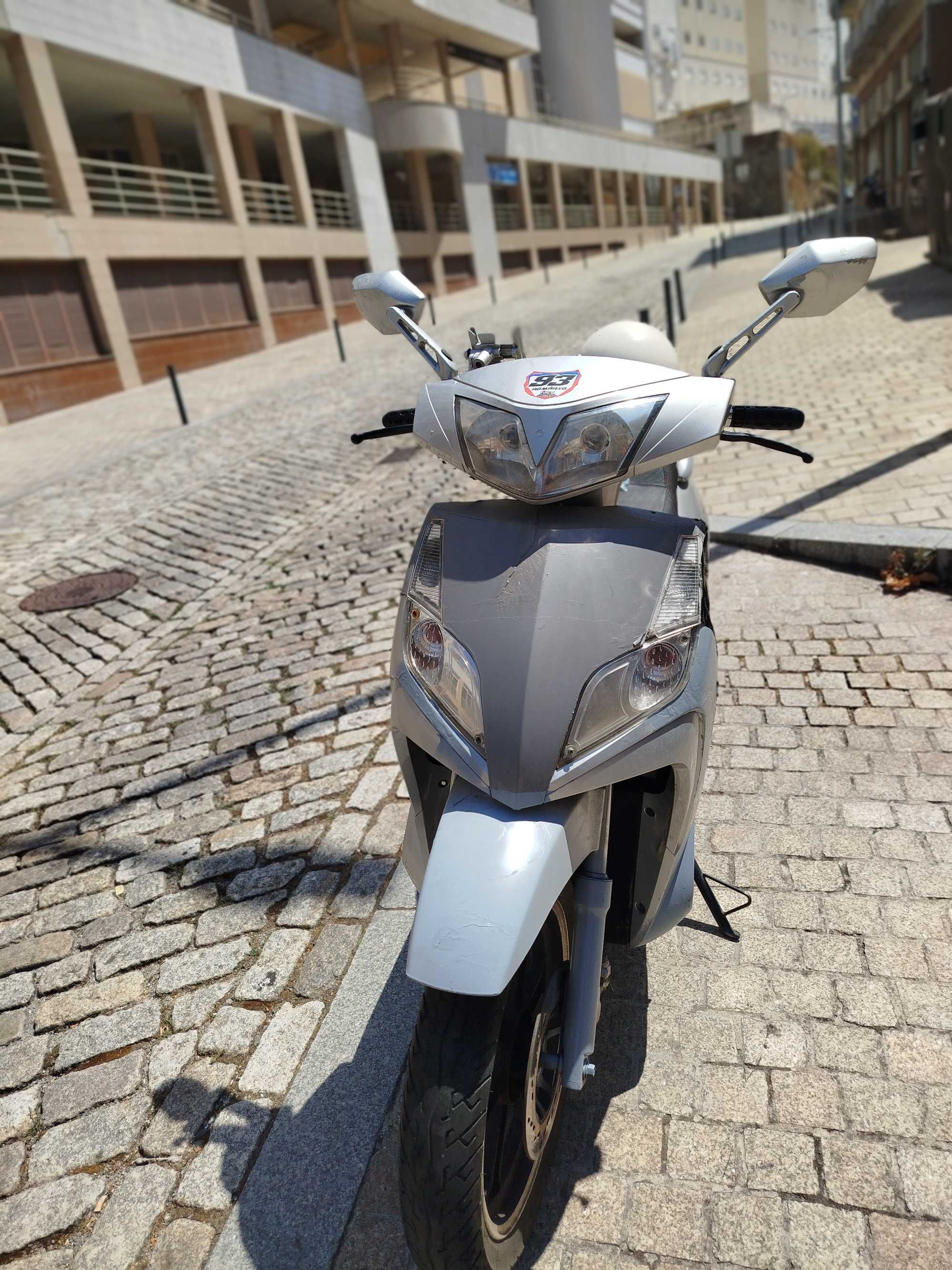 Scooter 125cc em Excelente Estado – Pronta a Andar!