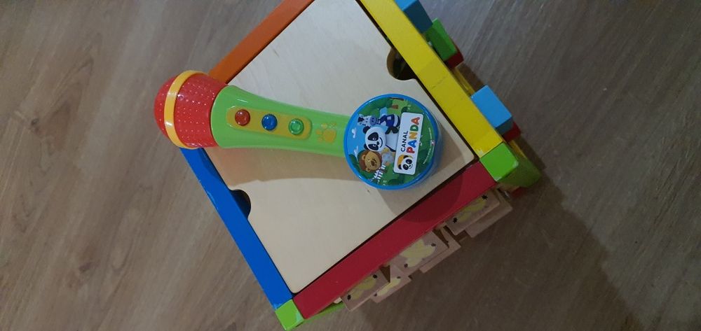 Cubo de atividades de madeira e microfone Panda