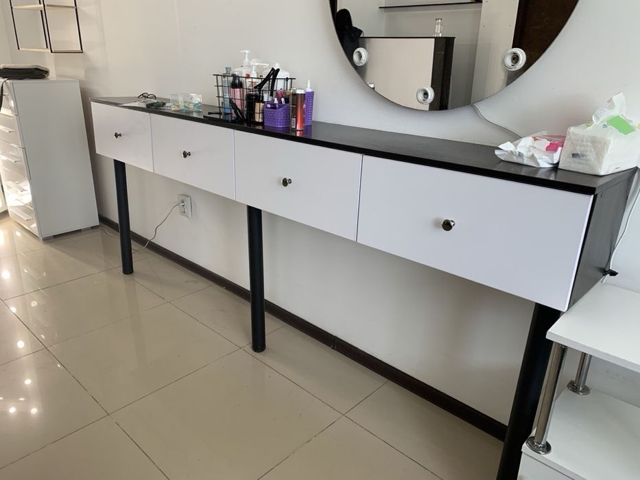 Навісна тумба на ніжках