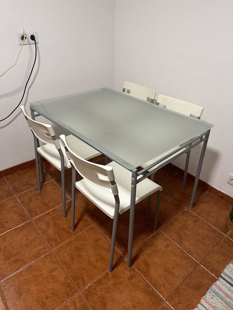 Mesa de jantar + 4 cadeiras