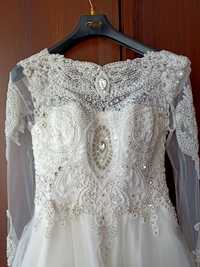 Suknia ślubna z odpinanymi rekawkami