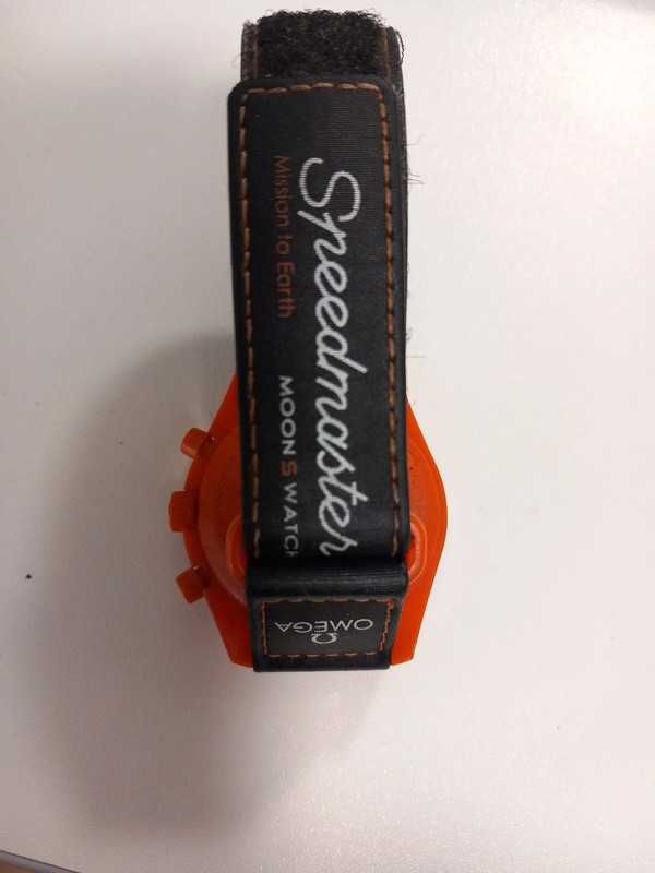 Omega x Swatch SO33O100 Lava Ognisty Akcent