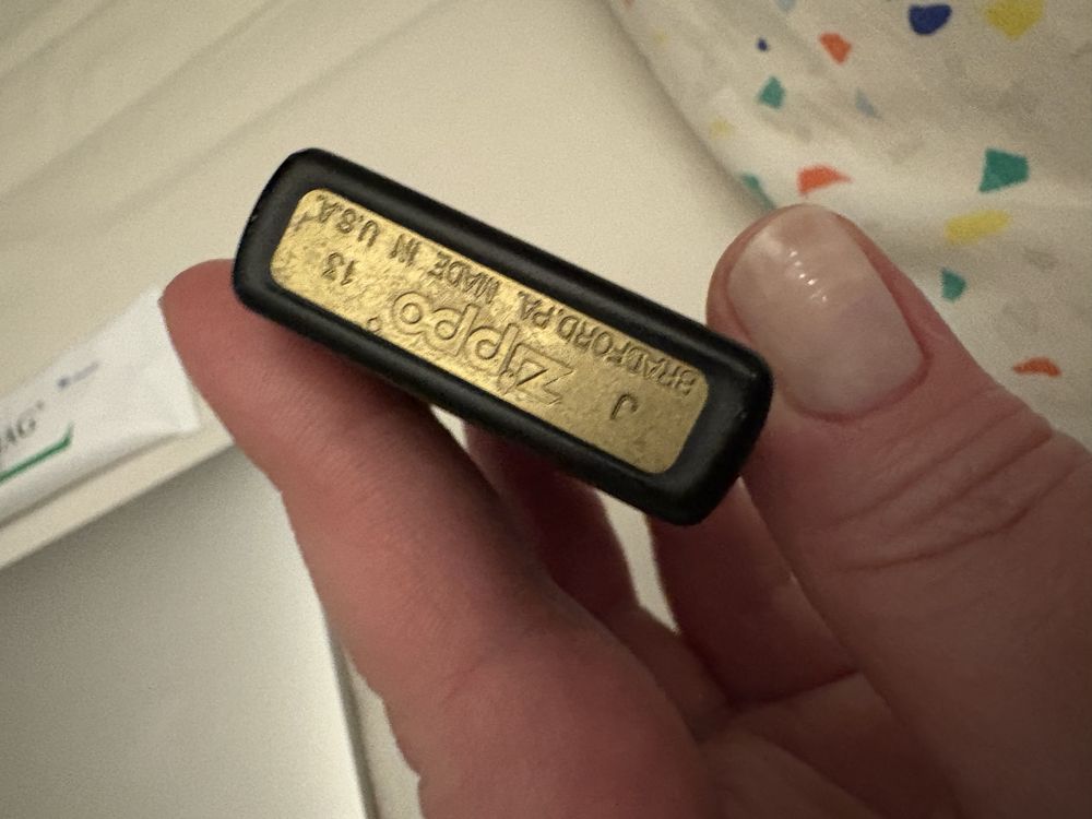 Czarna matowa zapalniczka zippo