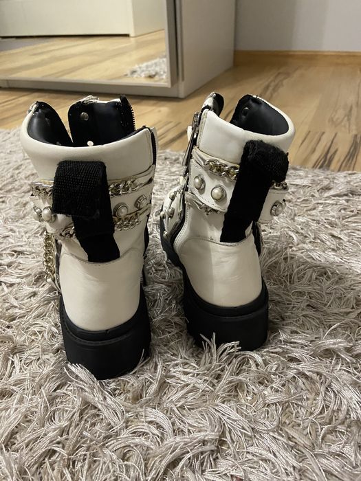 Skórzane botki białe