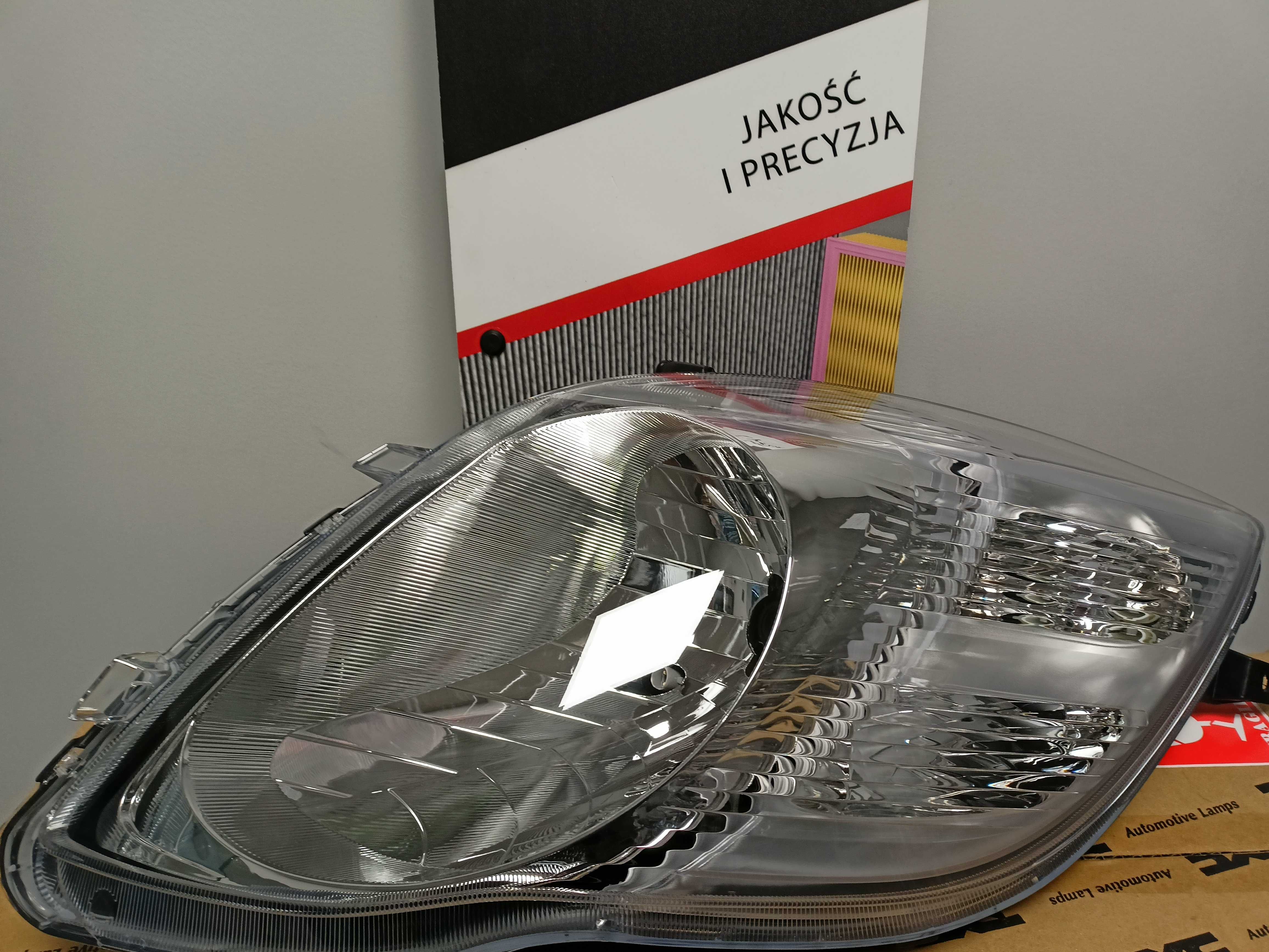 Toyota Yaris 2 09-14 Lampa/Reflektor przód prawy /H4 kpl h4 GRATIS