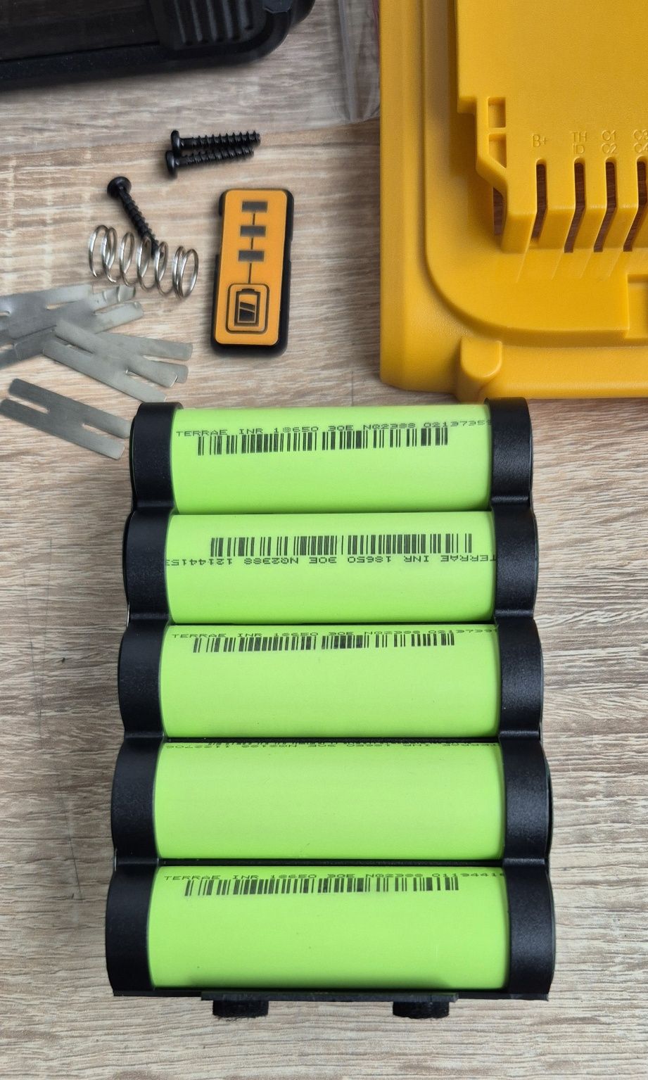 Акумулятор і зарядне для Dewalt