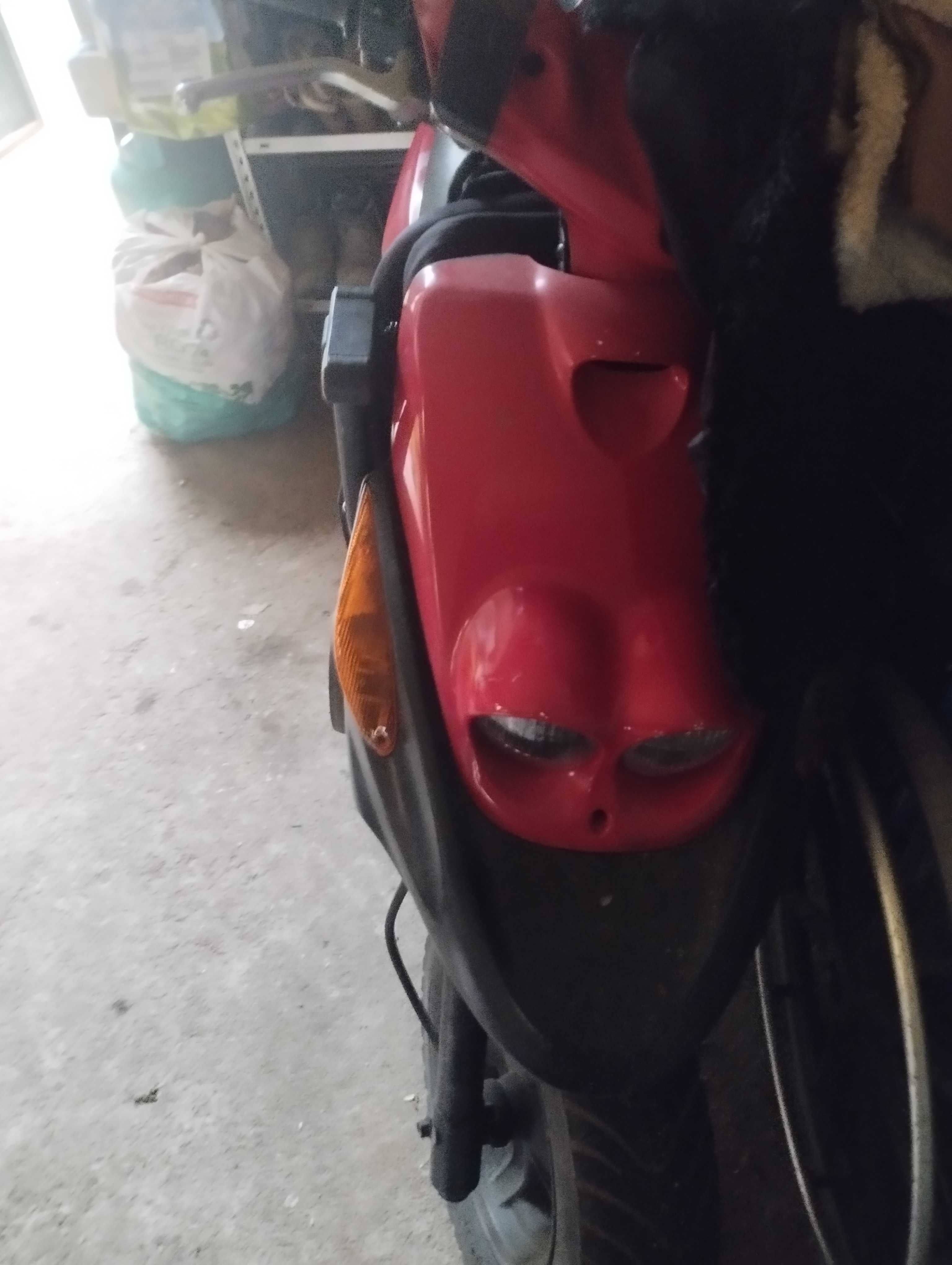 Duas motas uma gasolina e o outro elétrica com baterias novas