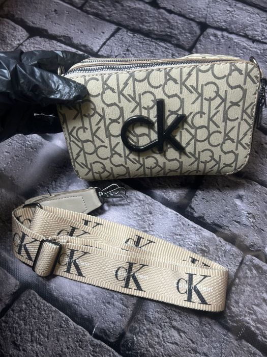 БРЕНДОВЫЙ КЛАТЧ Женская сумка извесного бренда бежевого цвета ремешок