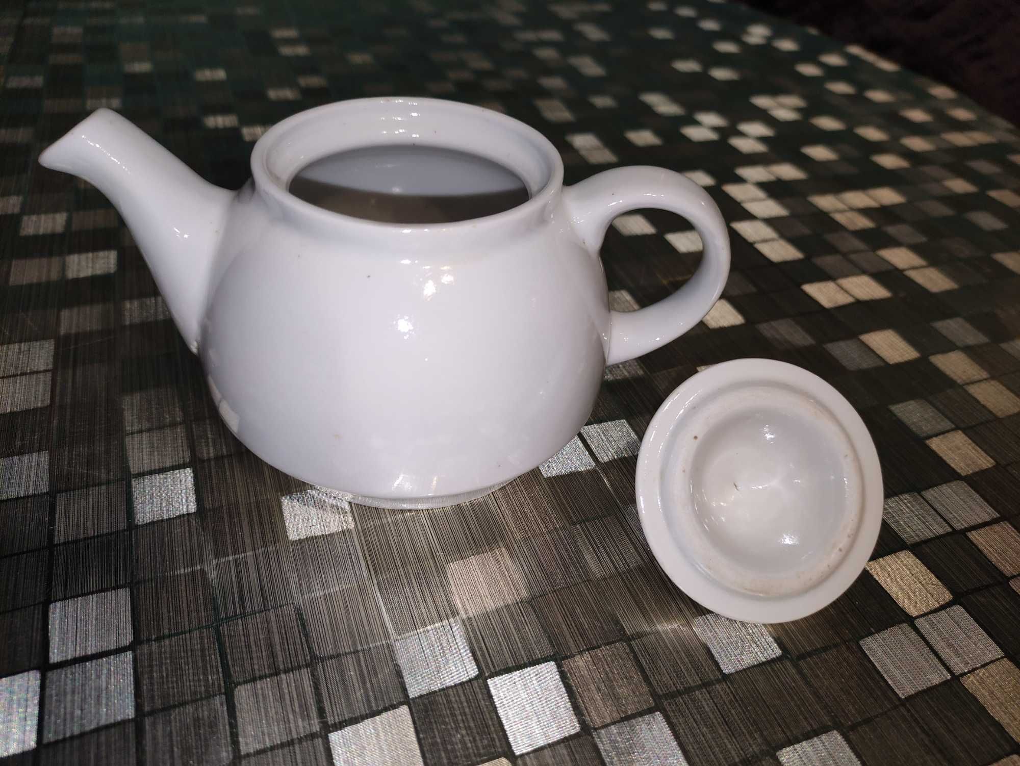 Biały nieużywany imbryk dzbanek sygnowany Porcelana Bogucice PRL