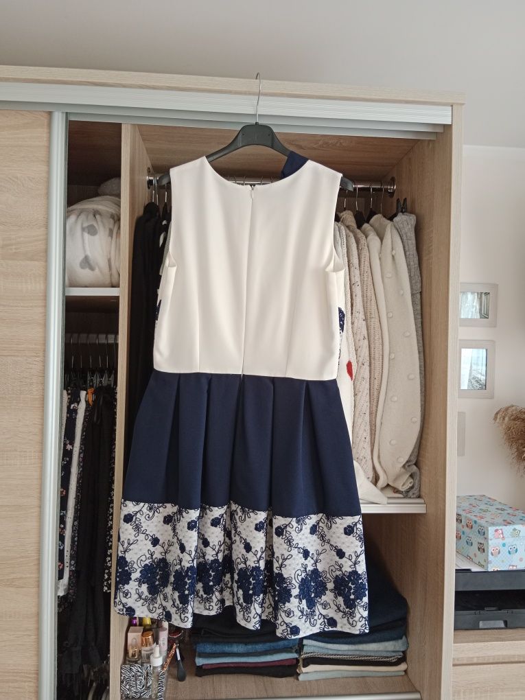 Elegancka biała rozkloszowana sukienka z koronką i wiązaniem w pasie m