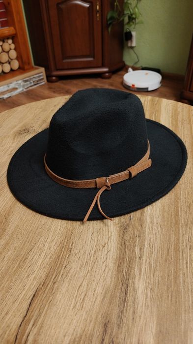 Dwa kapelusze damskie