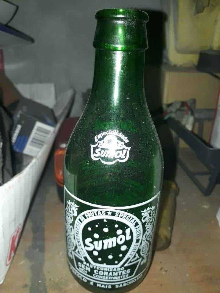 Grades e garrafas antigas de Sumol