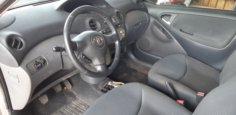 Toyota Yaris nr.lak 1D2 części blacharskie mechaniczne silnik skrzynia