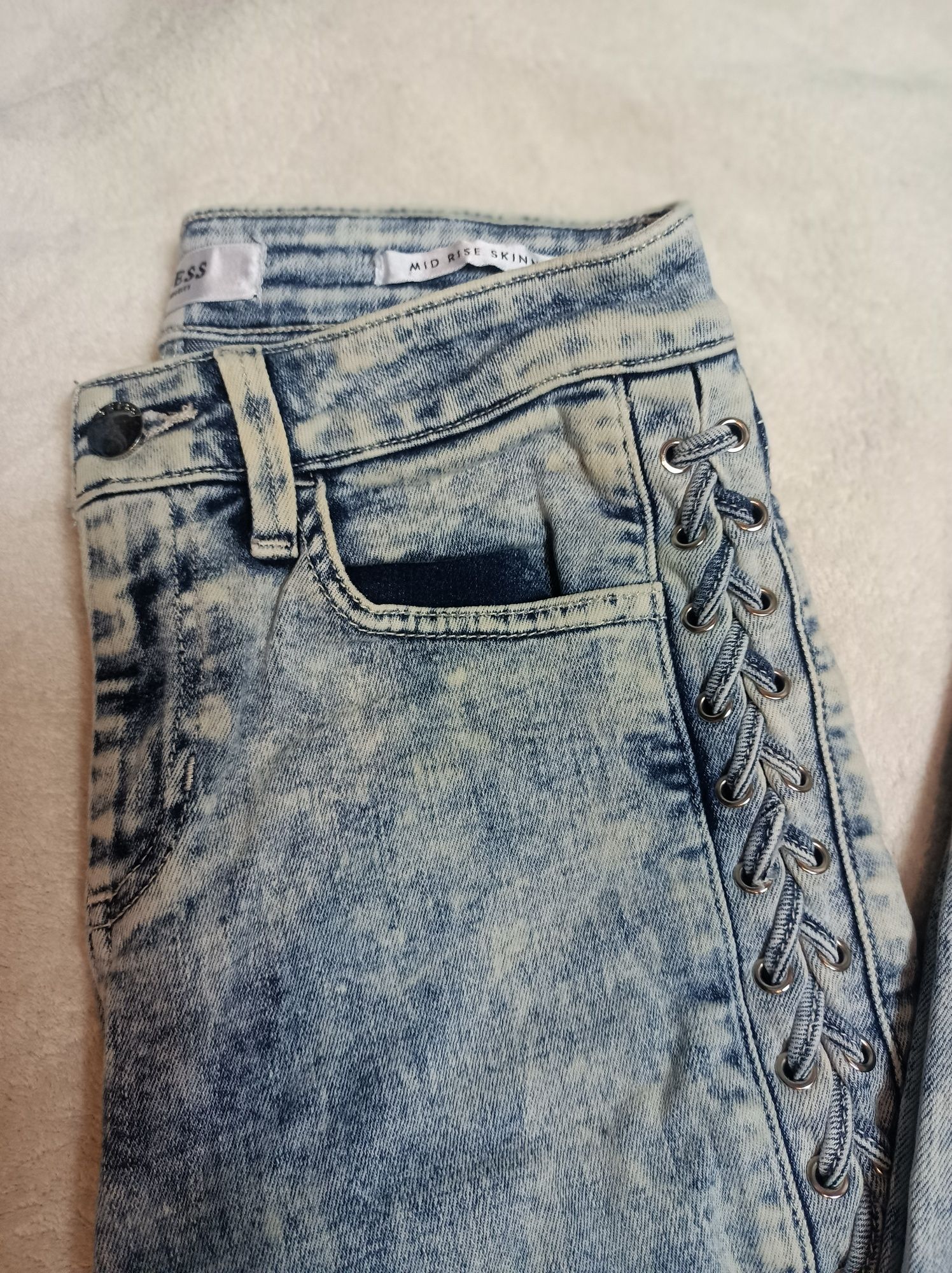Jasne marmurkowe jeansy 36 S r26 Guess warkocze zdobienia