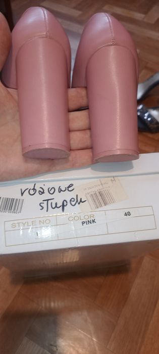 Mulanka rózowe buty na słupku
