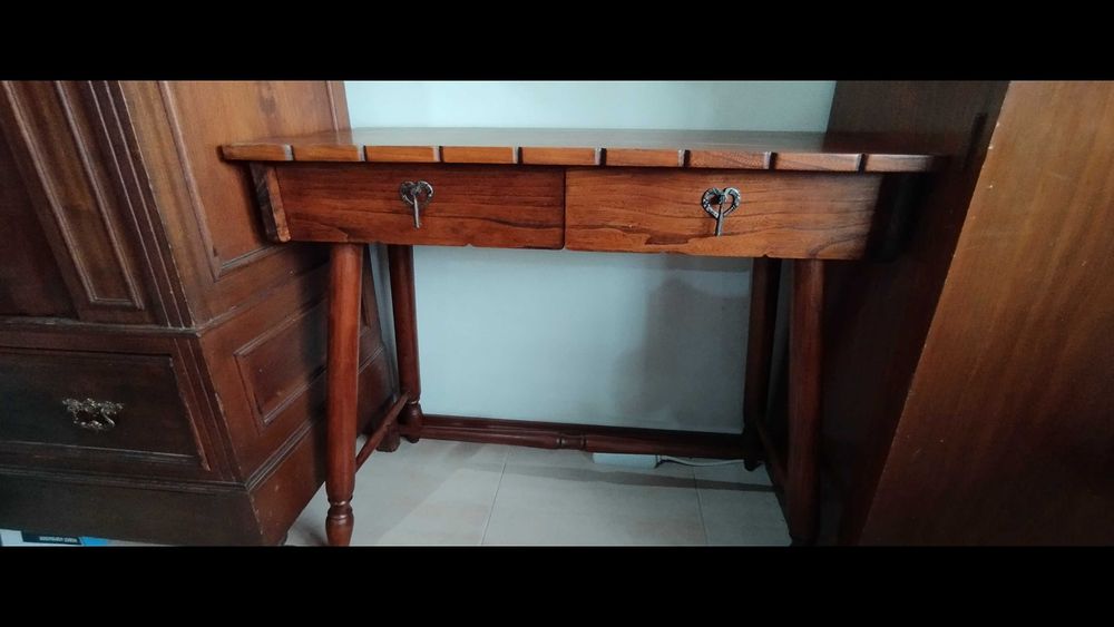 Mesinha anos 70. Peça numerada.