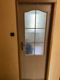 Drzwi wewnętrzne z przeszkleniem z okienkiem