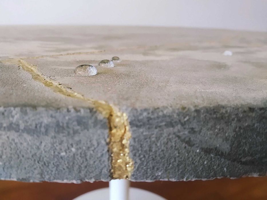 Mesa tulipa redonda | base em pedestal branco e topo em betão kintsugi
