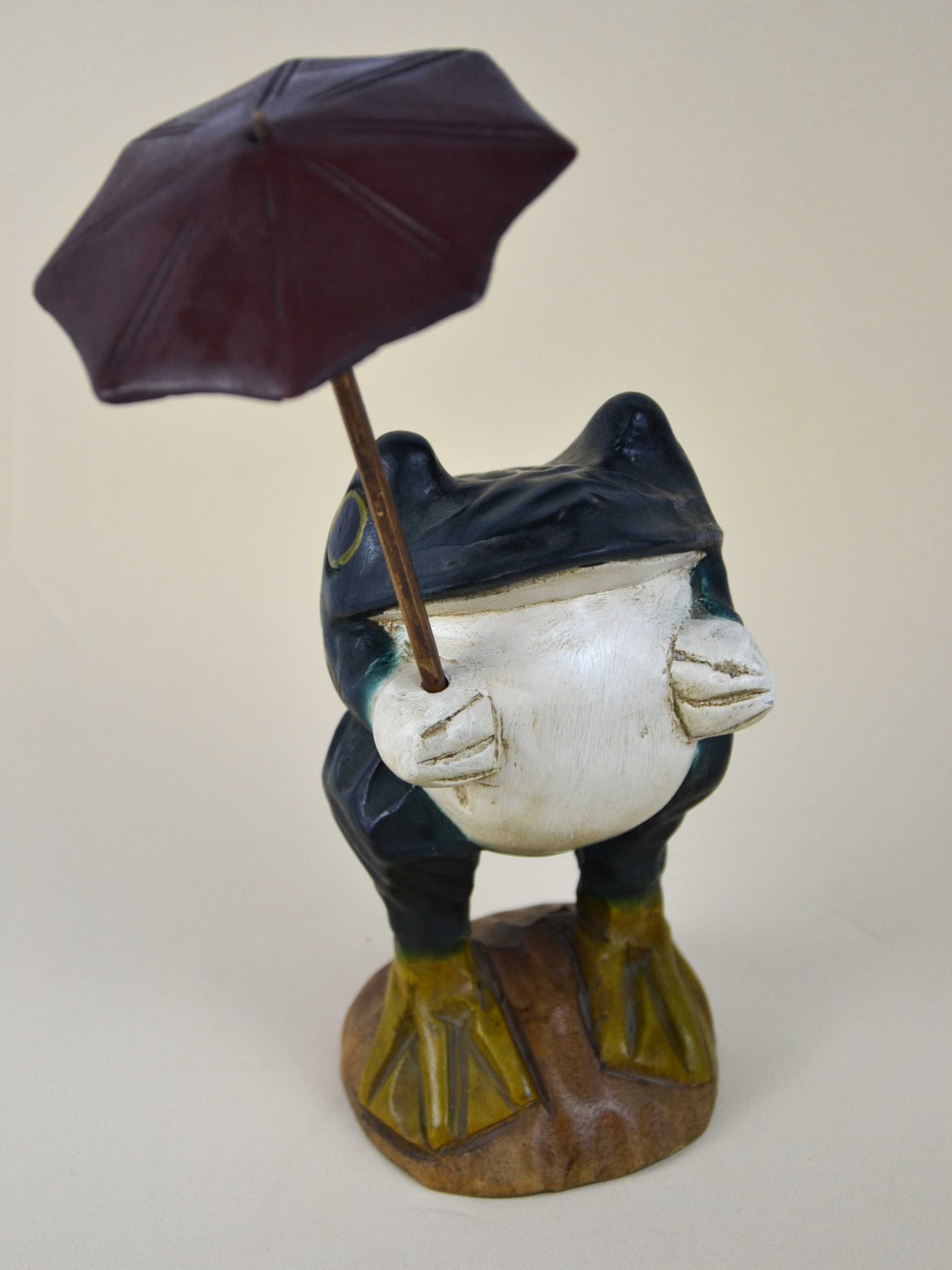 Vintage drewniana rzeźba żaba z parasolem 18/28cm
