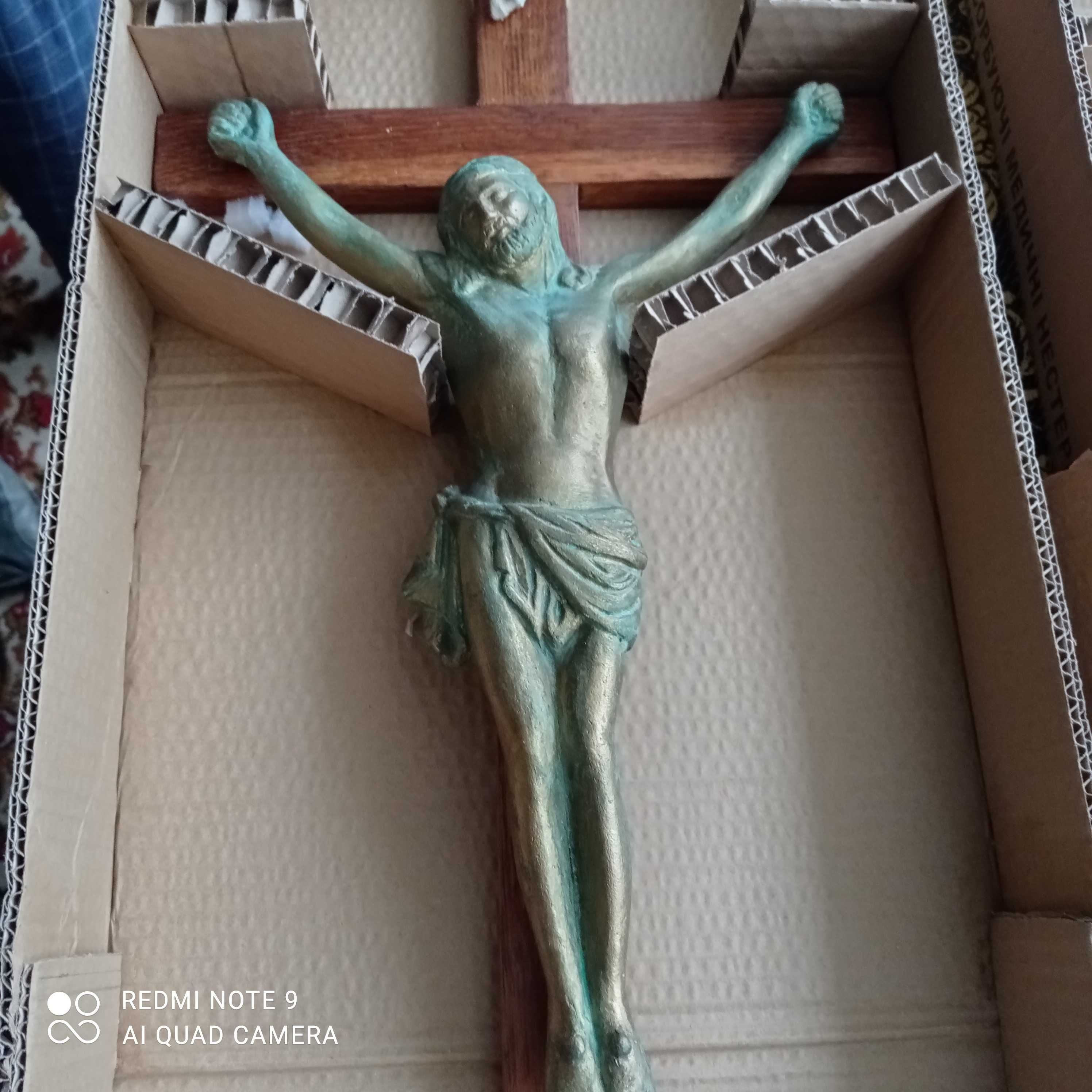 Крест с распятием Иисуса Христа.