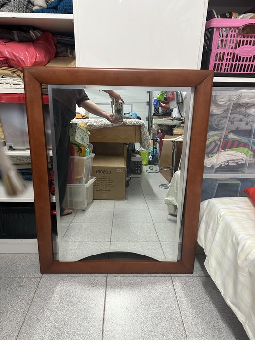 Espelho com moldura de cerejeira