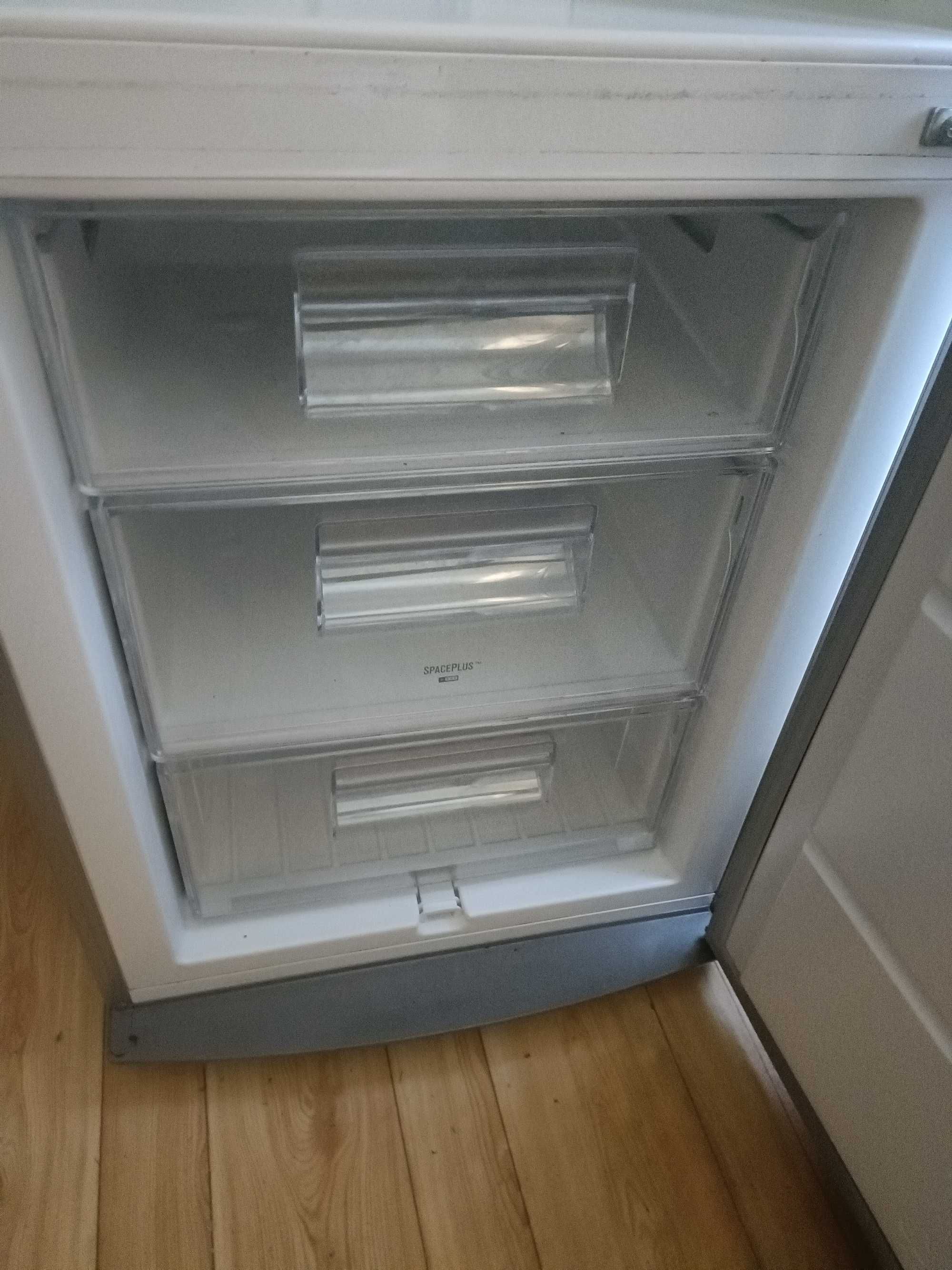 Lodówka Elektrolux 3 letnia Low Frost Model  EN3201MOX stan BDB 900