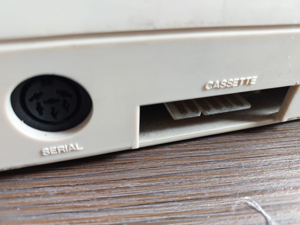 szczerbaty Commodore c64 z instrukcją