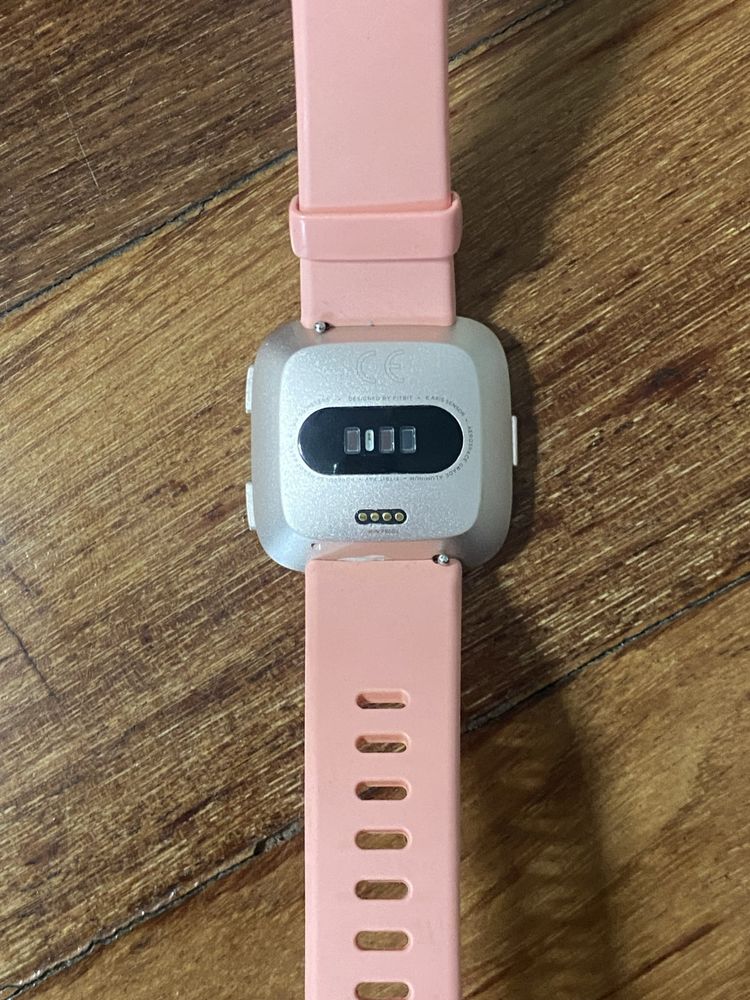 Zegarek fitbit versa srebrny