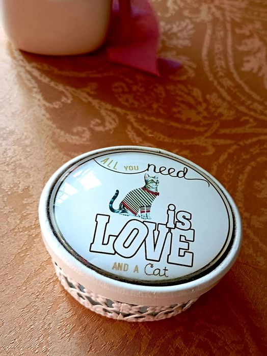 Caixa em ferro gato preto all you need is love