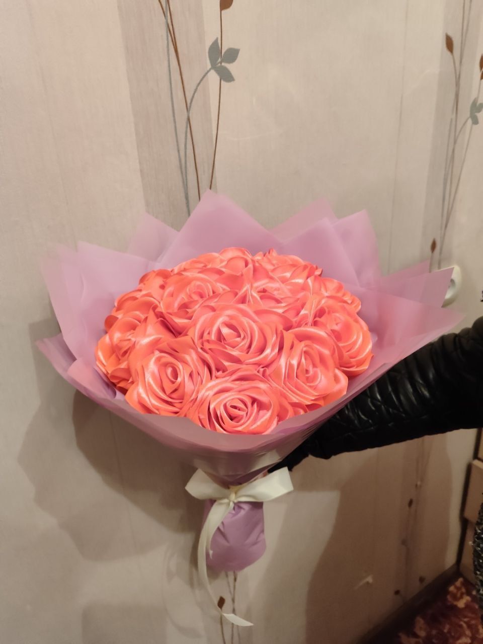 Розы с атласной ленты. Подарочные букеты шикарных роз