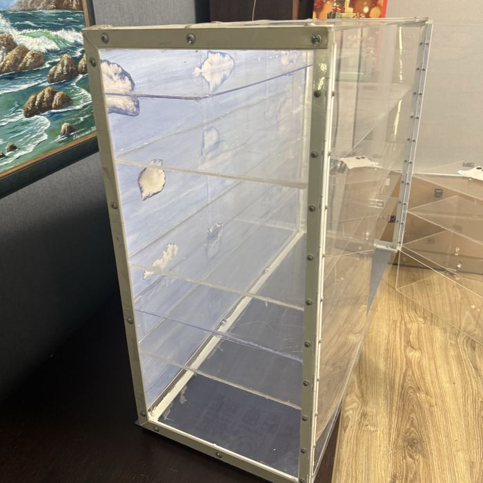 Шафа з оргскла. Використовувалась для стендових моделей.