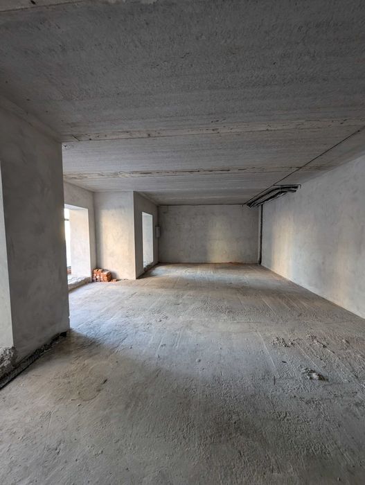 Комерція під бізнес у готовому будинку.