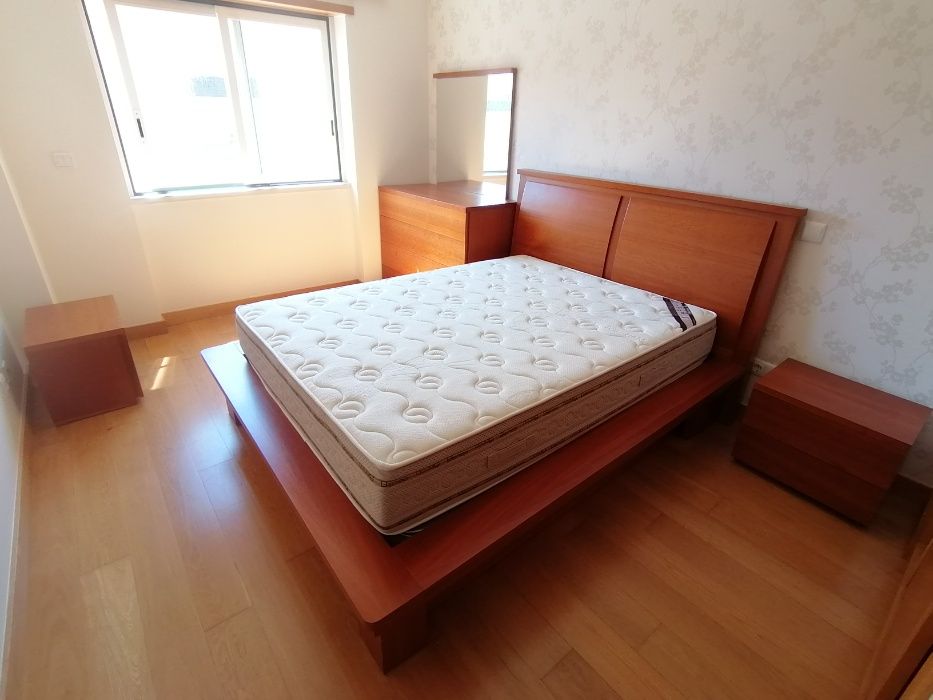 Comoda, mesa de cabeceira, cama de casal. Móveis de quarto de casal