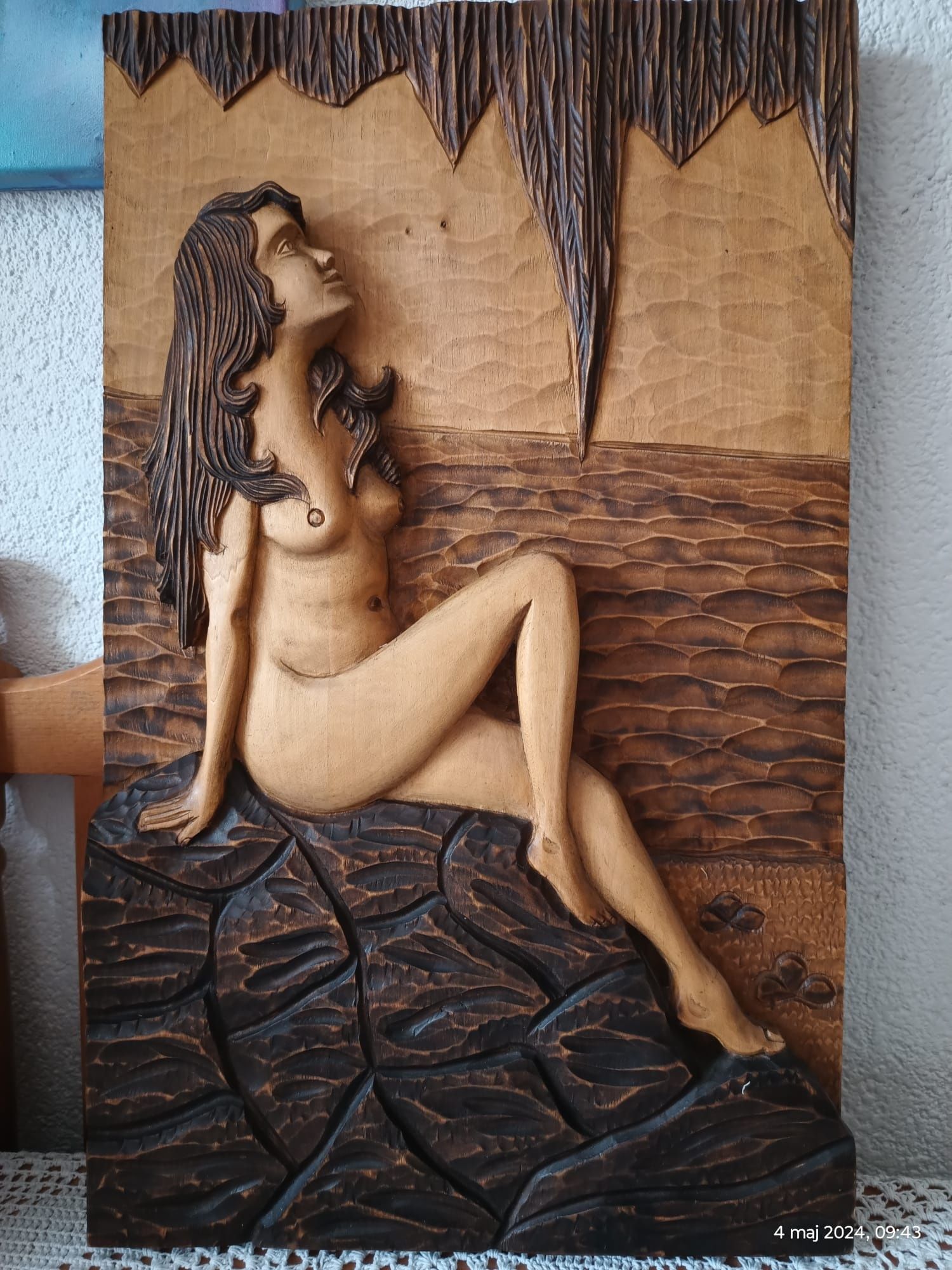 Płaskorzeźba akt kobiecy wykonana w drewnie bejcowanym.