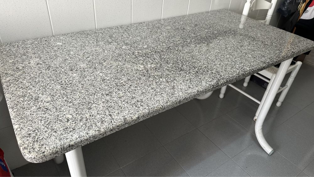 Mesa de cozinha com tampo em marmore