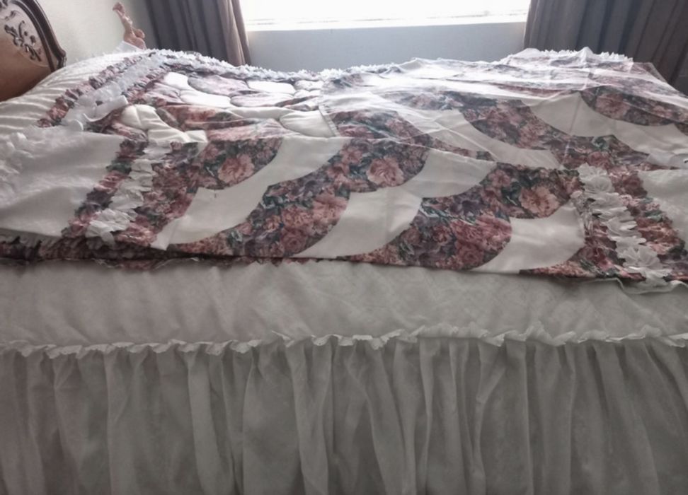 Edredão com 2 almofadas em tons de branco,  rosa e verde