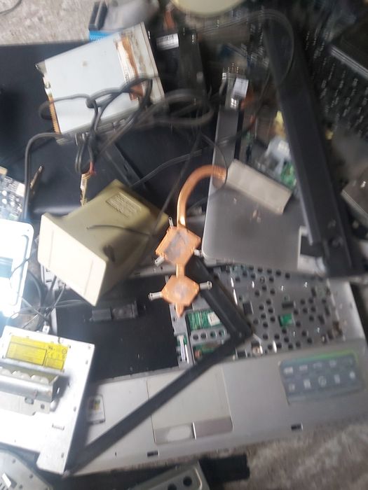 Laptopy,obudowy,płyta główna,głośniki i inne..