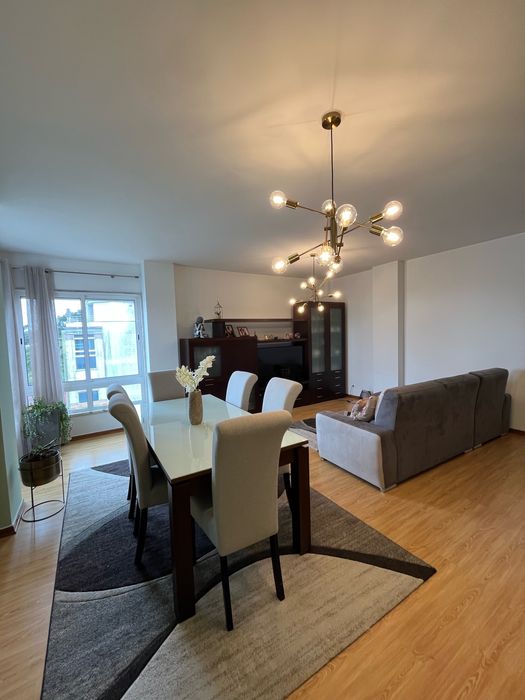 Mesa extensível e 6 cadeiras