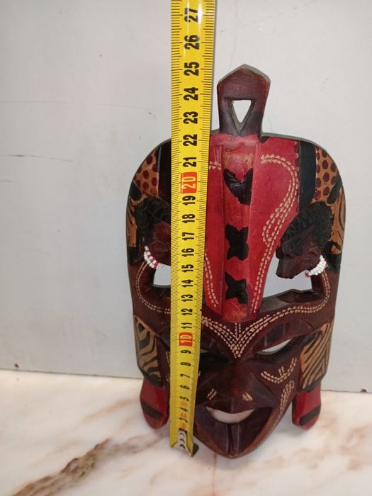 Máscara tradicional africana em madeira esculpida com 25cm altura