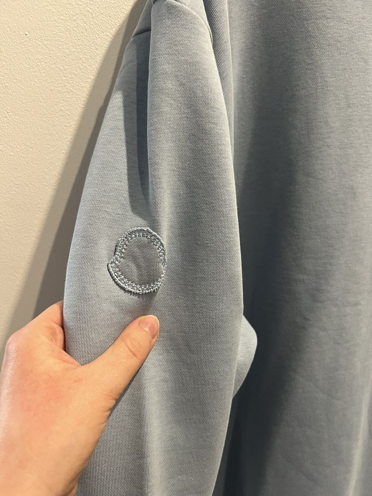 Dres błękitny z napisem Moncler