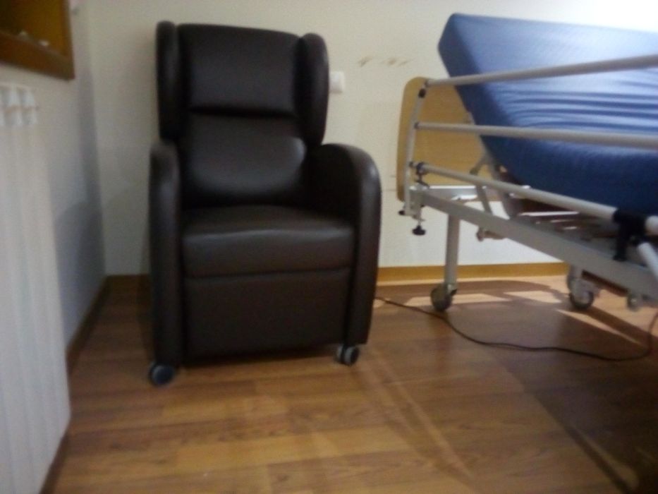 Vendo cama articulada e cadeirão
