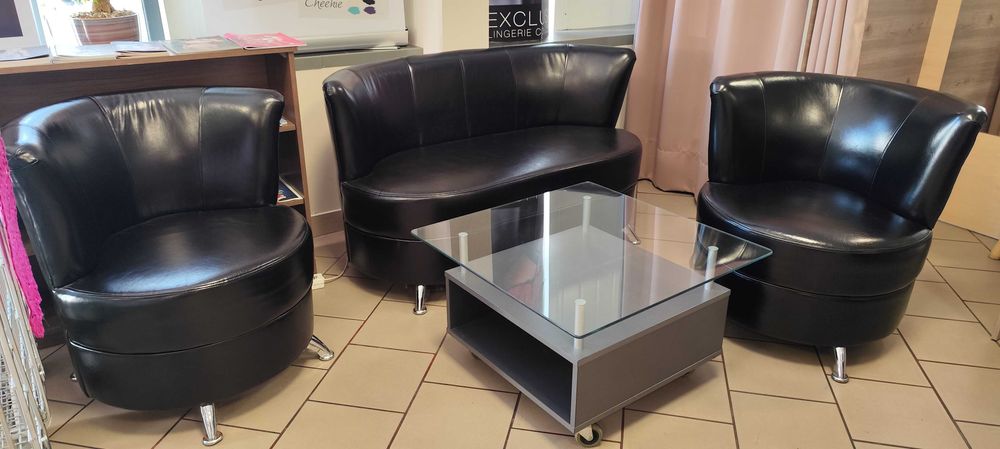 Zestaw czarnych skórzanych mebli