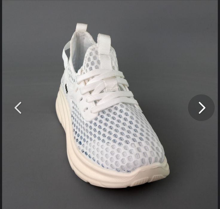 Білі літні кросівки