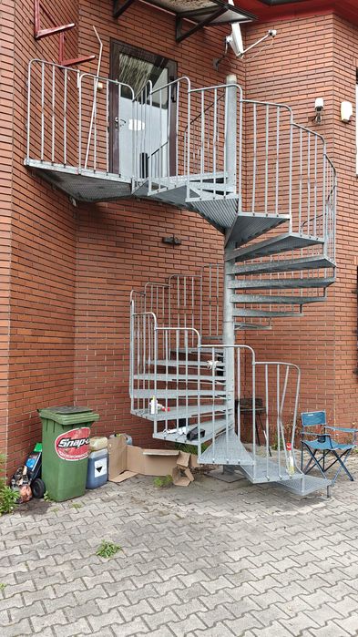 Schody zewnetrzne spiralne,fi ok,250cm,wysokosc ok,360cm+1m poręcze
