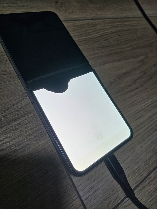 Galaxy Z Flip4 256gb uszkodzony wyswietlacz