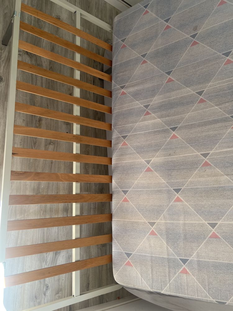 Estrutura de cama com colchao