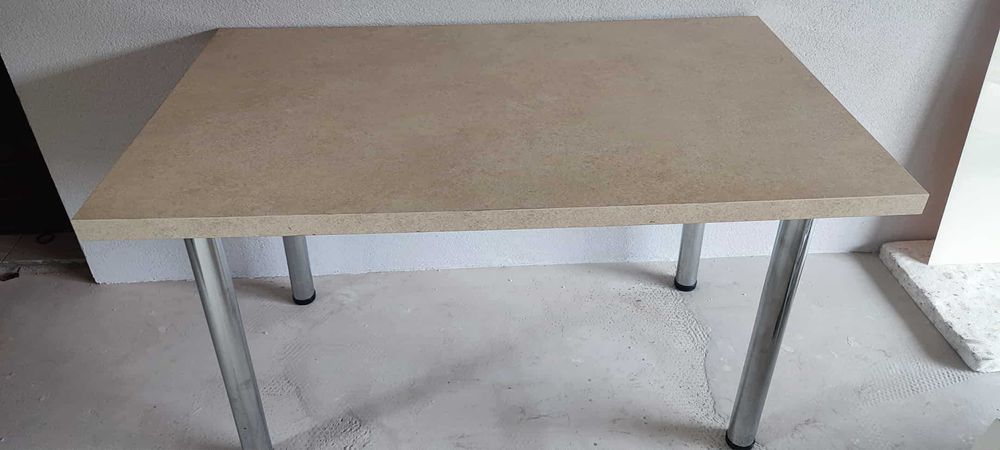 Stół kuchenny z szybą