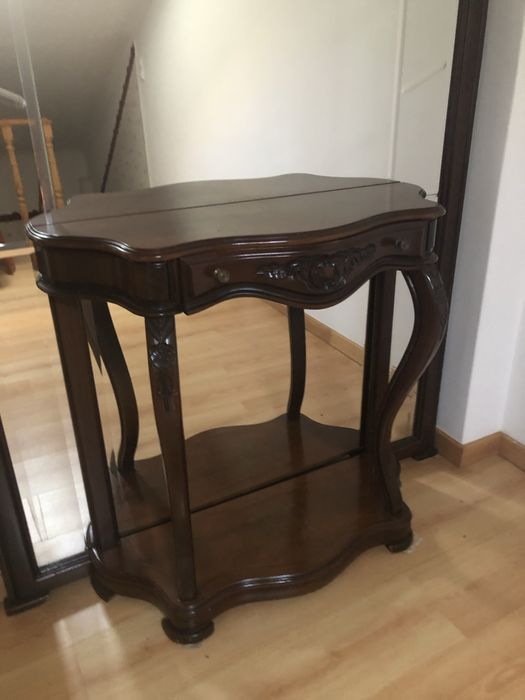 Consola / credencia em madeira escura  e espelho para desocupar